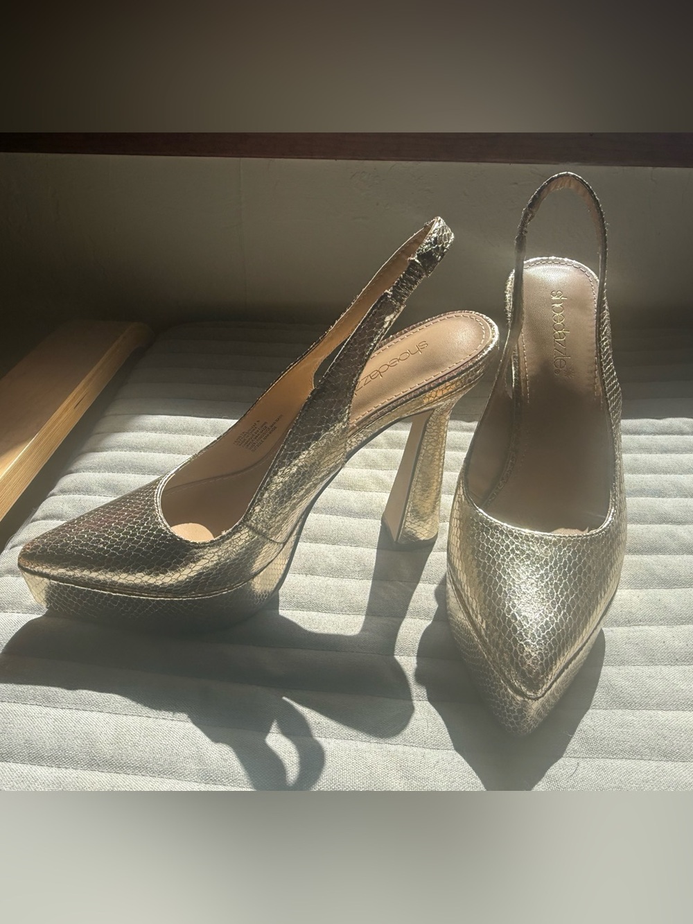 Shoe Dazzle Gold Snakeskin Slingback Platform Pumps